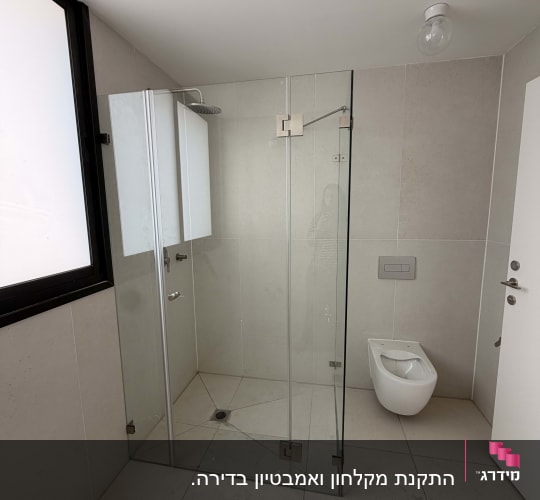 מקלחון זכוכית בחדר אמבטיה מודרני